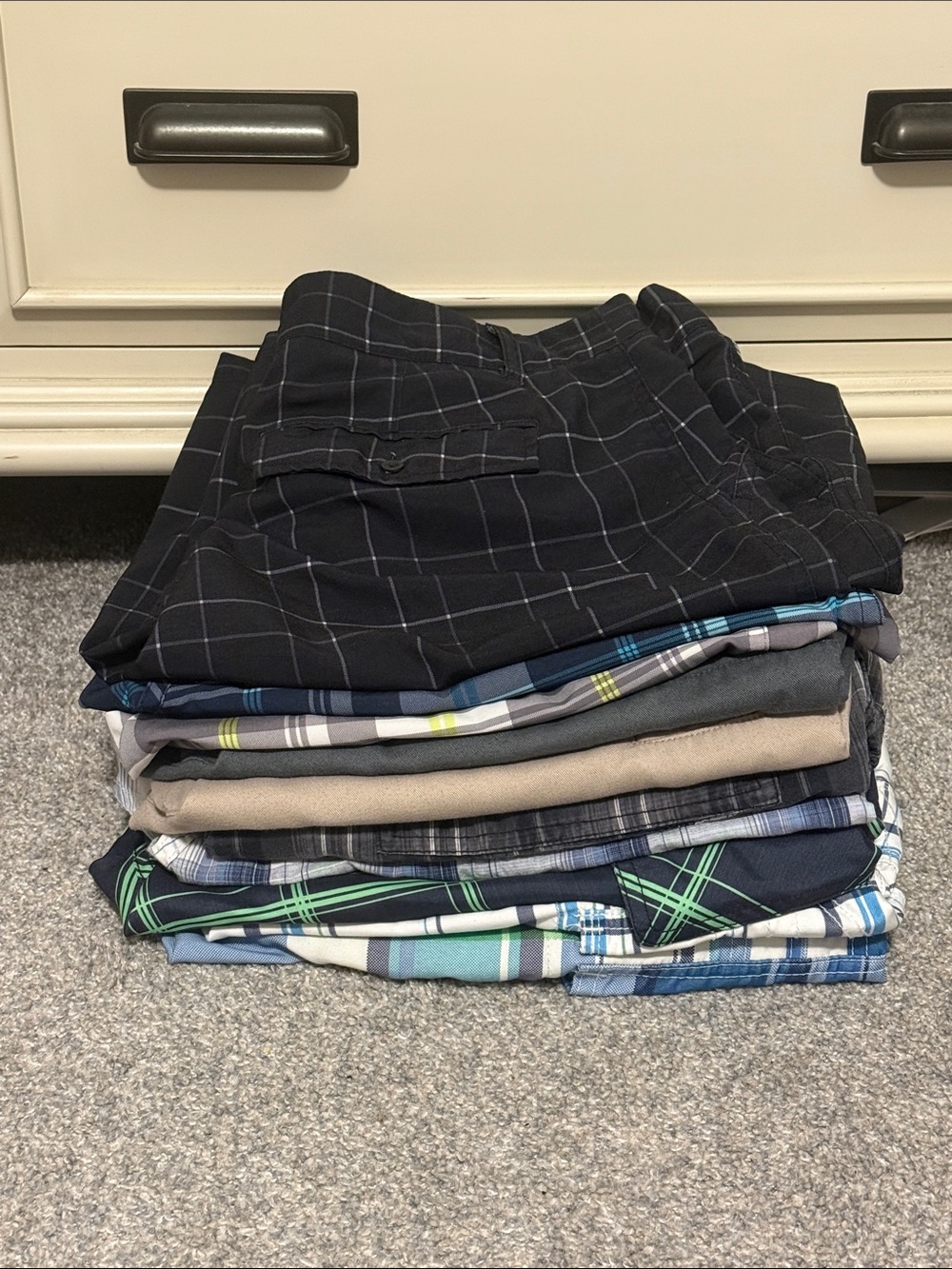 Men's Black Plaid Cargo Shorts - Classic Casual Style
